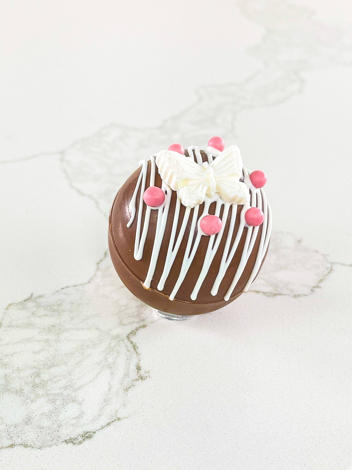 Hot chocolate bomb au lait