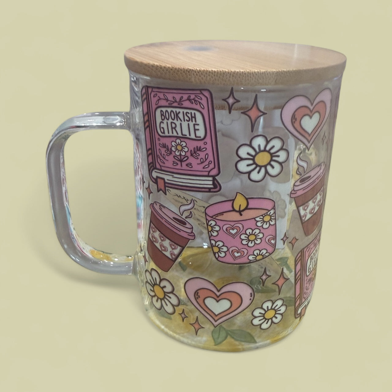 Mug en verre de 47 cl avec anse et couvercle en plastique pour paille, motif « Bookish Girlies Candle Book » – Gobelet réutilisable – Autocollants UVDTF