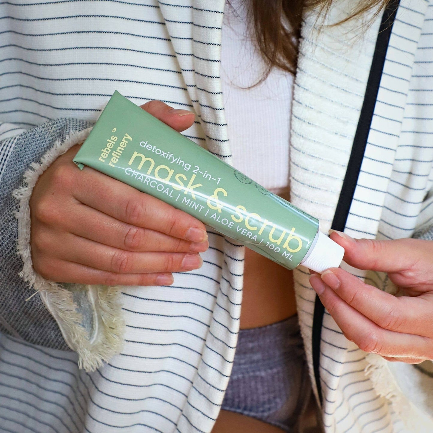 Masque et gommage visage au CHARBON/MENTHE/ALOE