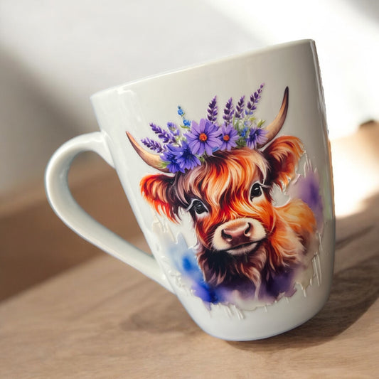 Tasse blanche à motif de vache fleurie